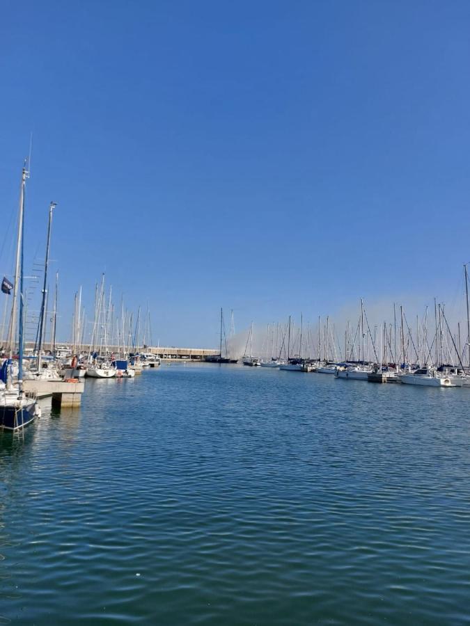 Precioso Barco En Barcelona Hotel Badalona Luaran gambar